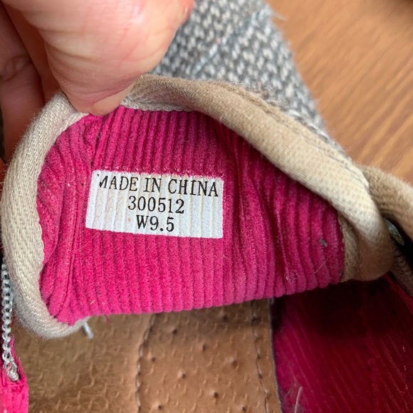 9/$35 Toms Shoes sz 9.5 women - Picture 4 of 4